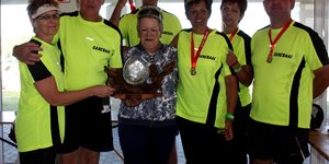  Die trotse wen â€œafterâ€ foto van Gansbaai SAPD, met voor vlnr Anna-Marie Camaron, AO Micheal Vermeulen, Lucille Mangiagalli (oorhandiger van medaljes), Delicia Lourens en AO Riaan Mostert. Agter vlnr is Sers Frans Groenewald en AO Jackie Hildebrand.